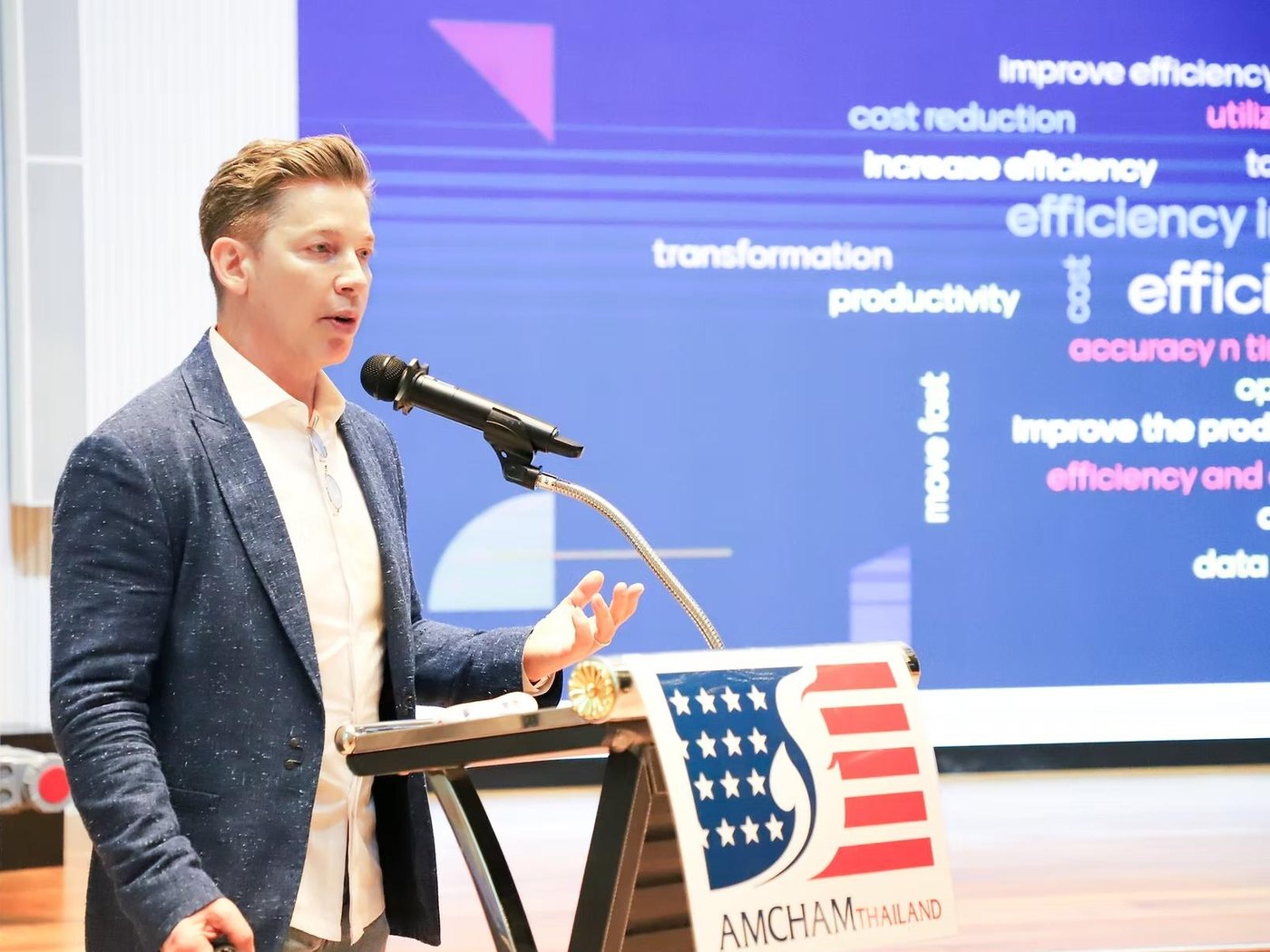 OMDA Founder Randy McGraw teaching applied AI to business leaders at AMCHAM Thailand, Bangkok, 2025